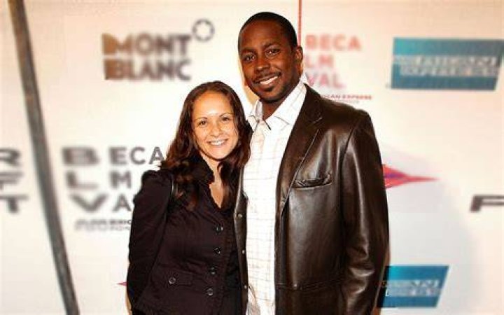 Desmond Howard is Living Happily with his Wife Rebkah Howard and Children