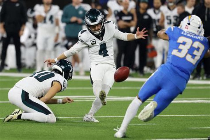 Eagles&rsquo; Jake Elliott shows off his ridiculous golf trickshot skills