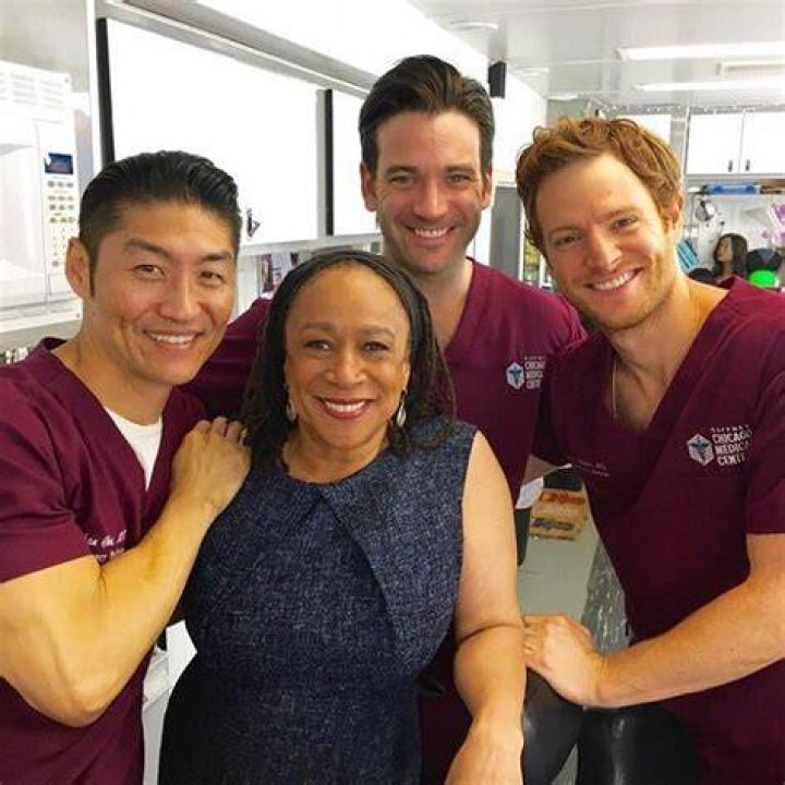 Instagram Chicago med, Chicago shows, Chicago crossover