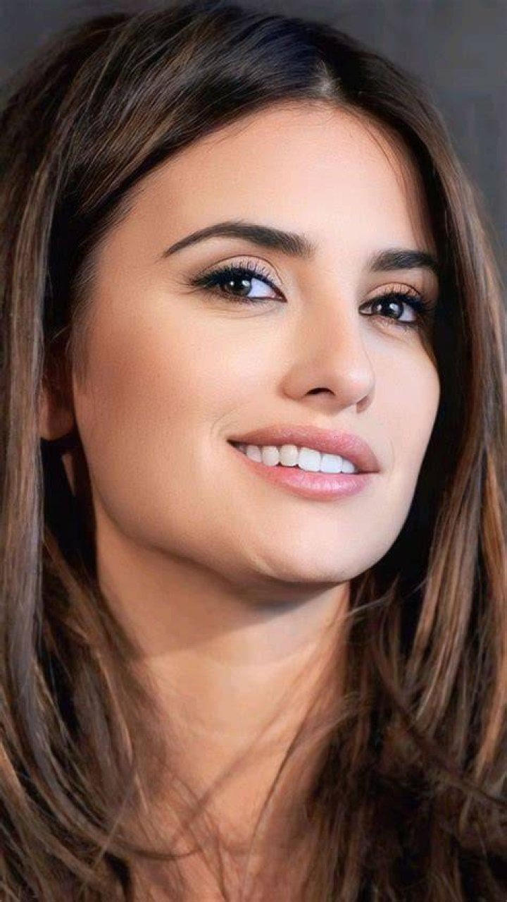 Penélope Cruz Eye Color, Net Worth, Age, Height & Biography