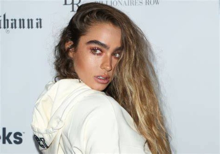Sommer Ray | Relationship Status in 2023: Her Boyfriend Sommer Ray